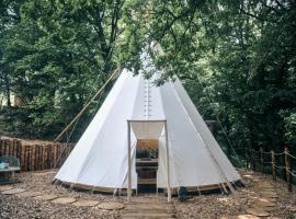 Glamping Nad Meandry，位于Unhošť的豪华帐篷