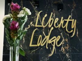 Liberty Lodge，位于特罗佩阿的带停车场的酒店