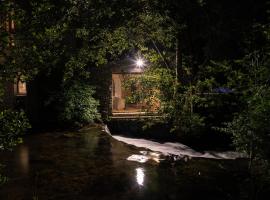 La chapelle moulin traversée par l'eau jacuzzi piscine classé 5 étoiles，位于Bourg-Argental的度假短租房