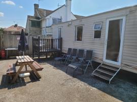 the jackdaw pub SELF CATERING STATIC CARAVAN free breakfast supplied，位于塔德卡斯特的酒店
