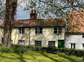 Charming Town Centre Character Cottage With Parking