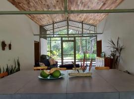 Scarlet House，位于Carate的酒店