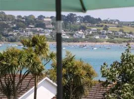 Holiday home with Estuary Views, parking & balcony