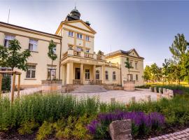 Hotel Zámeček，位于波杰布拉迪的酒店