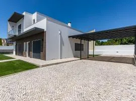 4 Bed Villa - Sleeps 8 - Pool - Garden - Parking