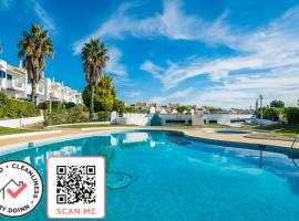 3 bedroom apartment in Oura Albufeira with amazing pool at walking distance to beach, strip and old town, WIFI and AC, private condo，位于阿尔布费拉的酒店