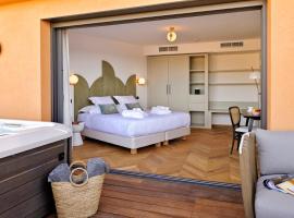 Hôtel & Spa Rocabella，位于利勒鲁斯的带按摩浴缸的酒店