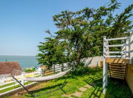 Pass the Keys The Beach Treehouse A Splendid Tranquil Retreat，位于荷尼湾的酒店