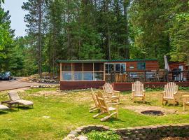 Pequot Lakes Cabin with Dock Nestled on Loon Lake!，位于Pequot Lakes的乡村别墅