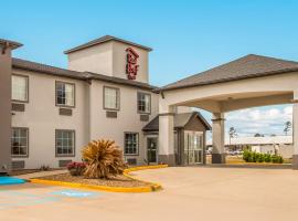 查尔斯湖红屋顶客栈及套房汽车旅馆，位于查尔斯湖Kayouche Coulee Golf Course附近的酒店