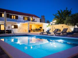 Villa Pietra- Modern rustic poolside oasis，位于本科瓦茨的带泳池的酒店