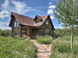 Solar-Powered Home with Mtn Views 33 Mi to Telluride，位于Placerville的酒店