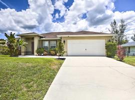 Cape Coral Canalfront Home with Pool and Dock，位于珊瑚角开普科勒尔体育中心附近的酒店
