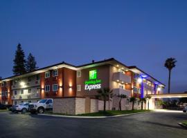 Holiday Inn Express - Santa Rosa North, an IHG Hotel，位于圣罗莎查尔斯舒尔茨索诺玛县机场 - STS附近的酒店