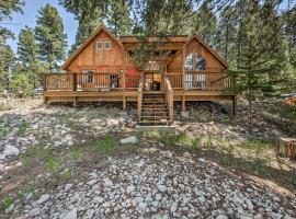 Peaceful and Private Cloudcroft Cabin with Deck!，位于克劳德克罗夫特的酒店