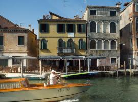 Casa Virginia direct at the canal Cannaregio with own roof terrace，位于威尼斯Tronchetto Station附近的酒店