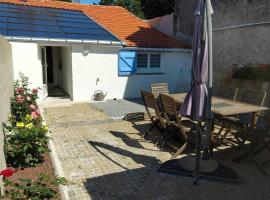 LA MAISON BLEUE，位于布安的酒店