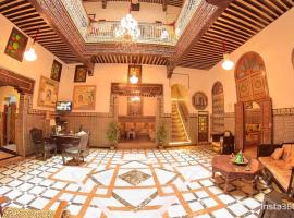 Riad Las Mil y una Noches Tetuan，位于得土安的摩洛哥传统庭院