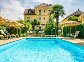 HOTEL DES DAUPHINS，位于布尔昆的酒店