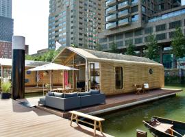 Wikkelboats at Floating Rotterdam Rijnhaven，位于鹿特丹European Walk of Fame附近的酒店