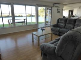 Riverfront Holiday House，位于Wellington East的酒店