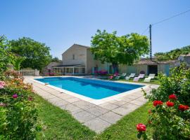 Villa de 3 chambres avec piscine privee jardin amenage et wifi a La Tour d'Aigues，位于La Tour-dʼAigues的酒店