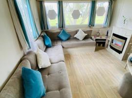 5 mins walk to beach. 3 bedroom caravan. Sleeps 8，位于滨海克拉克顿的度假园