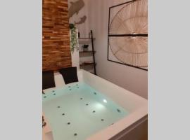 LOVE ROOM OUT OF TIME *JACUZZI*，位于伊特维尔的酒店
