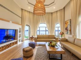 The S Holiday Homes - Stunning 5 Bedrooms Villa at the Palm Jumeirah with Private Beach and Pool，位于迪拜的度假屋