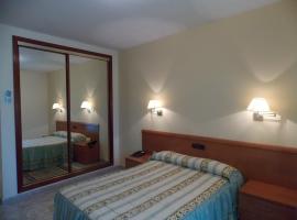 Hotel San Cristobal，位于科里亚的酒店