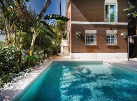 Luxury House with Pool，位于卡斯特尔德费尔斯的酒店