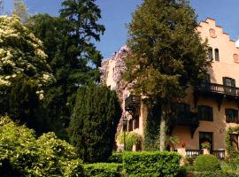 Schloss-Castel Pienzenau - Guestrooms & Apartments - B&B-Hotel & Restaurant，位于梅拉诺的酒店