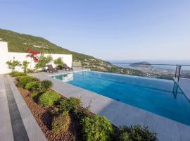 Luxury 5 Star Villa With Stunning Views, White Wings Villa 1002，位于Kozyaka的酒店