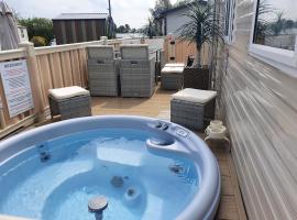 Relaxing Breaks with Hot tub at Tattershal lakes 3 Bedroom，位于塔特舍尔的豪华帐篷营地