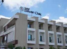 Hotel Silver Oak，位于奥兰加巴德的酒店