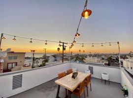 Superb Long Beach House Steps to Sand w/ Roof Deck，位于长滩洛斯·阿拉米托斯赛马场及公园附近的酒店
