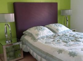 Location chambre 2 personnes chez Angela，位于戛纳的酒店
