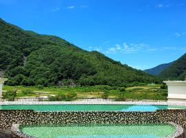 Pine Forest Jeongseon Alpine Resort，位于旌善的酒店