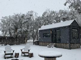 Big Yard Escapes - Two Off-Grid Tiny Houses on the Mowamba River，位于金德拜恩的带停车场的酒店