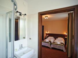 Zajazd na Towarowej，位于登布林的酒店