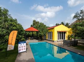 SaffronStays Casa Manga, Karjat - pet-friendly pool villa near ND's Film World and Saltt，位于卡尔贾特卡尔贾特火车站附近的酒店