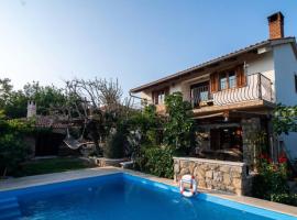 Etno Villa with a pool - Matušanovi Dvori Rab，位于拉布的酒店