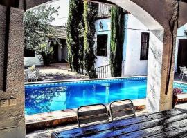 Restored Holiday Home in Illora with Swimming Pool, Garden，位于Escóznar的酒店