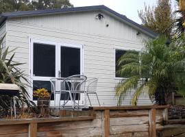 Affordable, Spacious, Bright, Warm, Unit in Central Whangarei，位于旺阿雷的木屋