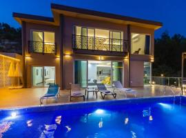 LA VILLA CELINE- XLarge villa complete privacy in nature, pool with wondeful view，位于卡尔坎的度假屋