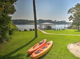 Lake Hamilton Family Escape with Kayaks, Dock, Grill，位于温泉城的乡村别墅