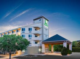 Holiday Inn Express & Suites Colorado Springs-Airport, an IHG Hotel，位于科罗拉多斯普林斯彼得森空军基地附近的酒店