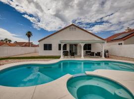 Luxurious House With A Pool, Spa, and Patio, Sleeps 6 Comfortably，位于North Las Vegas Airport - VGT附近的酒店