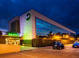 B&B HOTEL Barcelona Sant Cugat，位于圣库加特德尔瓦勒斯的酒店