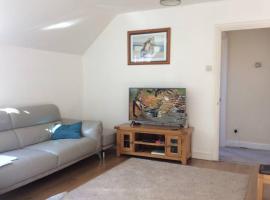 Lovely detached coach house in Torquay with free WiFi and parking，位于Coffinswell的酒店